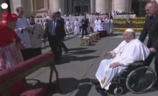 Pasqua, Papa Francesco saluta i fedeli dopo la messa a San Pietro