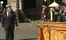 Macron in Olanda, cerimonia di benvenuto per il presidente francese