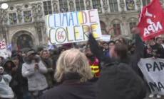 Francia, pensioni: manifestanti davanti al municipio di Parigi
