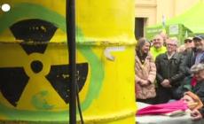 Attivisti festeggiano la chiusura degli impianti nucleari a Monaco