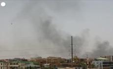 Sudan, un aereo da guerra sorvola la capitale Karthoum