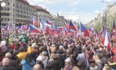 Repubblica Ceca, manifestazione antigovernativa a Praga: in migliaia in piazza