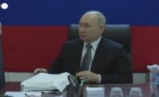 Ucraina, Putin visita le truppe nel Lugansk e regala icone