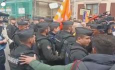 Macron in visita in Alsazia, la polizia respinge un centinaio di manifestanti