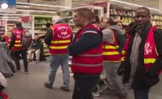 Francia: riforma pensioni, manifestanti occupano un supermercato vicino Parigi