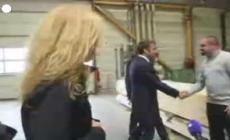 Francia, Macron visita un'azienda di lavorazione del legno in Alsazia
