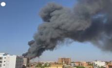 Sudan, fumo nero sopra Khartoum