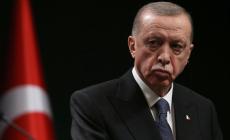 Erdogan, continueremo a tagliare i tassi anche dopo il voto