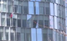 Parigi, lo "Spiderman francese" scala un grattacielo di 38 piani per dire no alla riforma delle pensioni