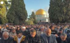 In migliaia alla moschea Al-Aqsa di Gerusalemme per la preghiera della fine del Ramadam