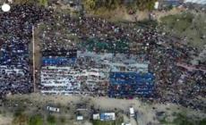 Migliaia di palestinesi in piazza a Gaza per la preghiera di fine Ramadan