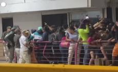 Messico, migranti venezuelani sfondano la barriera di un ponte di frontiera per entrare negli Usa