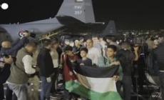 Sudan, un gruppo di evacuati all'arrivo all'aeroporto militare di Amman