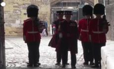 Gran Bretagna, i guardiani della Torre di Londra indossano le nuove uniformi