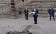 25 aprile, La Russa a Praga visita il memoriale di Jan Palach