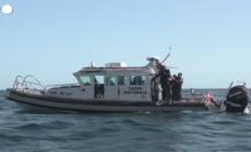 Gli sbarchi non si fermano, visita lampo di Piantedosi a Lampedusa