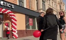 La Russia rimpiazza Kfc, inaugurato a Mosca il primo ristorante di pollo fritto Rostic's
