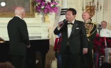 Usa, il presidente sudcoreano Yoon incanta Biden con le sue doti canore