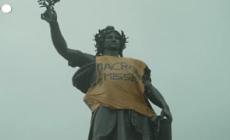 A Parigi la statua della Marianne "indossa" una maglietta contro Macron