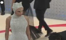 Met Gala, Doja Cat e Jessica Chastain omaggiano Karl Lagerfeld