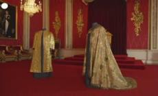 Carlo III, gli abiti dell'incoronazione presentati a Buckingham Palace