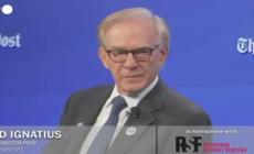 Supporter di Assange irrompono sul palco mentre parla Blinken