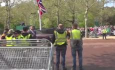 Incoronazione, Re Carlo saluta i sudditi accampati fuori Buckingham Palace