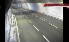 Investito e trascinato sull' A10, 4 arresti per tentato omicidio. Prima l'inseguimento poi le botte e l'investimento - Video
