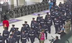 I soldati britannici arrivano a Londra per l'incoronazione di re Carlo III