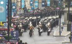 Le truppe marciano per le strade di Londra prima dell'incoronazione di Carlo III
