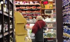 Gli italiani consumano di meno ma spendono di piu'