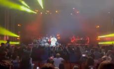 Raf firma autografi dal palco durante il concerto di Roma