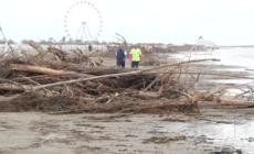 Maltempo, gli operatori balneari di Rimini ripuliscono le spiagge a tempo record