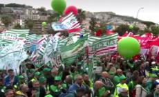 Sindacati sfilano a Napoli, bocciata l'autonomia