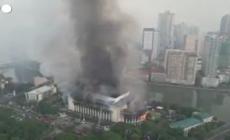 Incendio nelle Filippine, distrutto lo storico ufficio postale di Manila