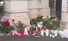 Fiori e candele davanti alla casa di Tina Turner in Svizzera
