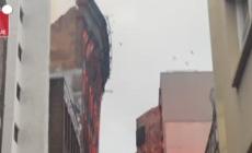 Edificio avvolto dalle fiamme a Sydney, crolla una parete