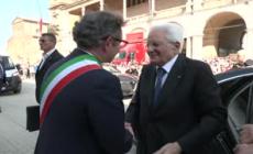 Mattarella a Faenza, firma una copia della Costituzione