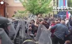 Kosovo, scontri fra manifestanti serbi e polizia: feriti anche 34 militari Nato