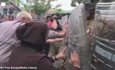 Kosovo, gli scontri a Zvecan tra i militari della Nato e manifestanti serbi