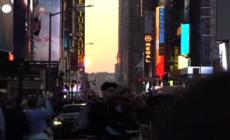 A New York la gente in strada per ammirare il "Manhattanhenge"