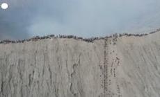 Indonesia, fedeli indu' scalano un vulcano per il rituale del Kesodo