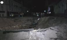 Attacco missilistico russo colpisce Kharkiv: danni a edifici e cratere in strada