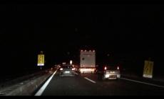 Tir invade un cantiere sull'A14: un morto e otto feriti

