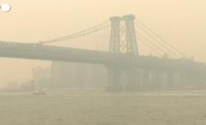 Il cielo di New York avvolto da una coltre arancione