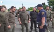 Ucraina, il presidente Zelensky visita la regione allagata di Kherson