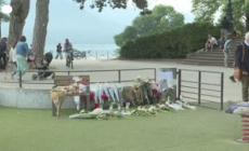 Annecy, lasciati fiori e peluche sul luogo dell'attacco