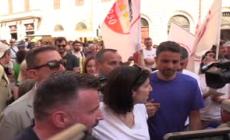 Pride Roma, l'arrivo di Schlein al corteo tra gli applausi: "Vai Elly!"