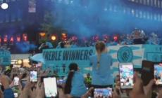 Manchester, la pioggia non ferma la parata del City