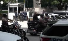 Trump lascia il tribunale di Miami circondato dai suoi supporter